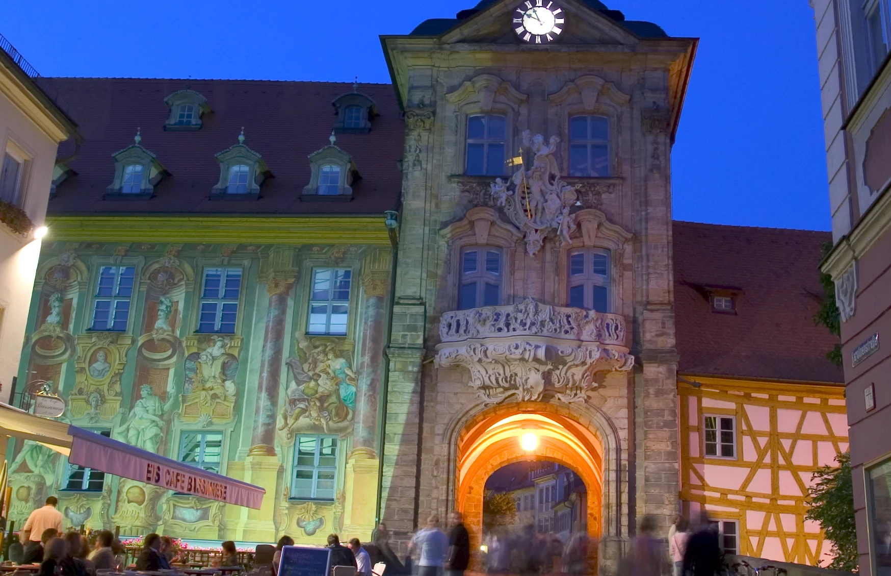 Blick auf das Alte Rathaus am Abend Bereits im frühen 11. Jahrhundert führte hier eine Brücke über den Fluss. Das in der Mitte des 14. Jahrhunderts erbaute Rathaus wurde nach einer Brandkatastrophe 1440 von den Bamberger Bürgern neu errichtet. Michael Küchel gestaltete es 1744-1756 im Stil des Barock und Rokoko um. Neben der wundervollen Architektur bestechen besonders die Fresken durch ihr Plastizität
