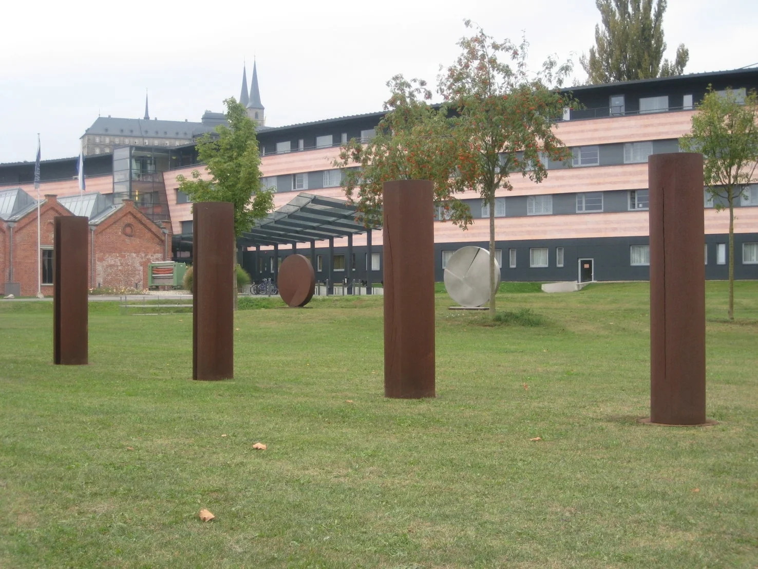 Skulpturenpark Bamberg Im Skulpturenpark Bamberg stellt der Bamberger Künstler Bernd Wagenhäuser Großplastiken aus. Die überwiegend aus Stahl bestehenden Kunstwerke stehen nur einige Meter von der Konzert- und Kongresshalle entfernt.