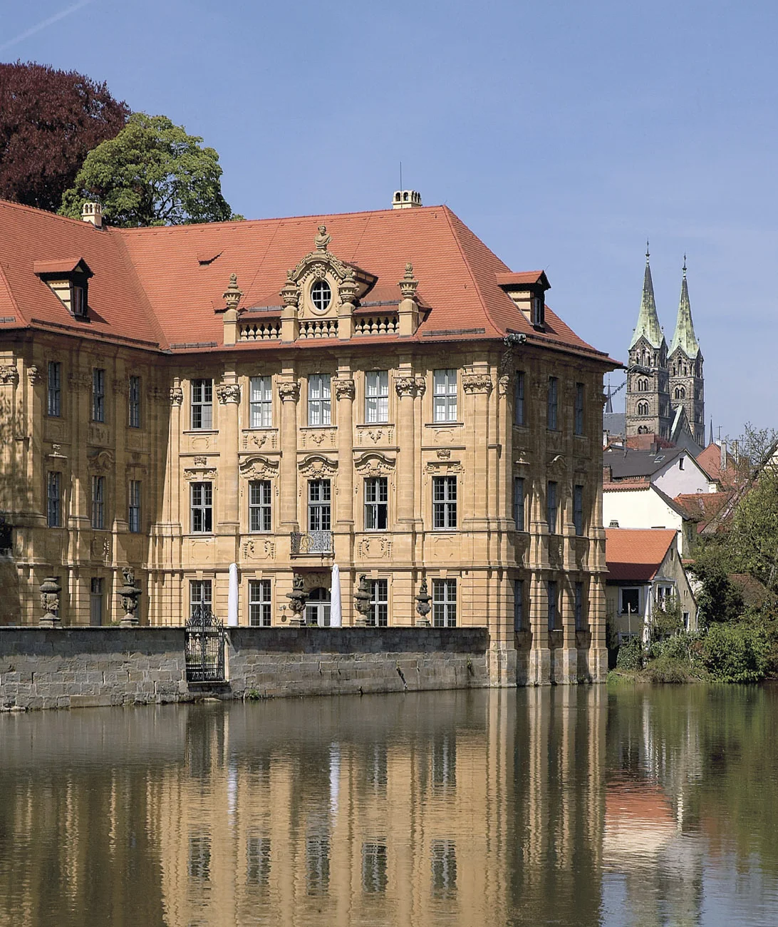Das Barocke Wasserschloss beherbergt heute das Internationale Künstlerhaus Villa Concordia. Breits drei Jahre nach der Fertigstellung des Böttingerhauses ließ Ignaz Böttinger 1716-1722 von dem Baumeister Johann Dientzenhofer das barocke Wasserschloss Concordia erbauen. Das Gebäude beherbergt heute das Internationale Künstlerhaus Villa Concordia. Der schönste Blick bietet sich vom gegenüberliegenden Flussufer, dem Mühlwörth, aus.