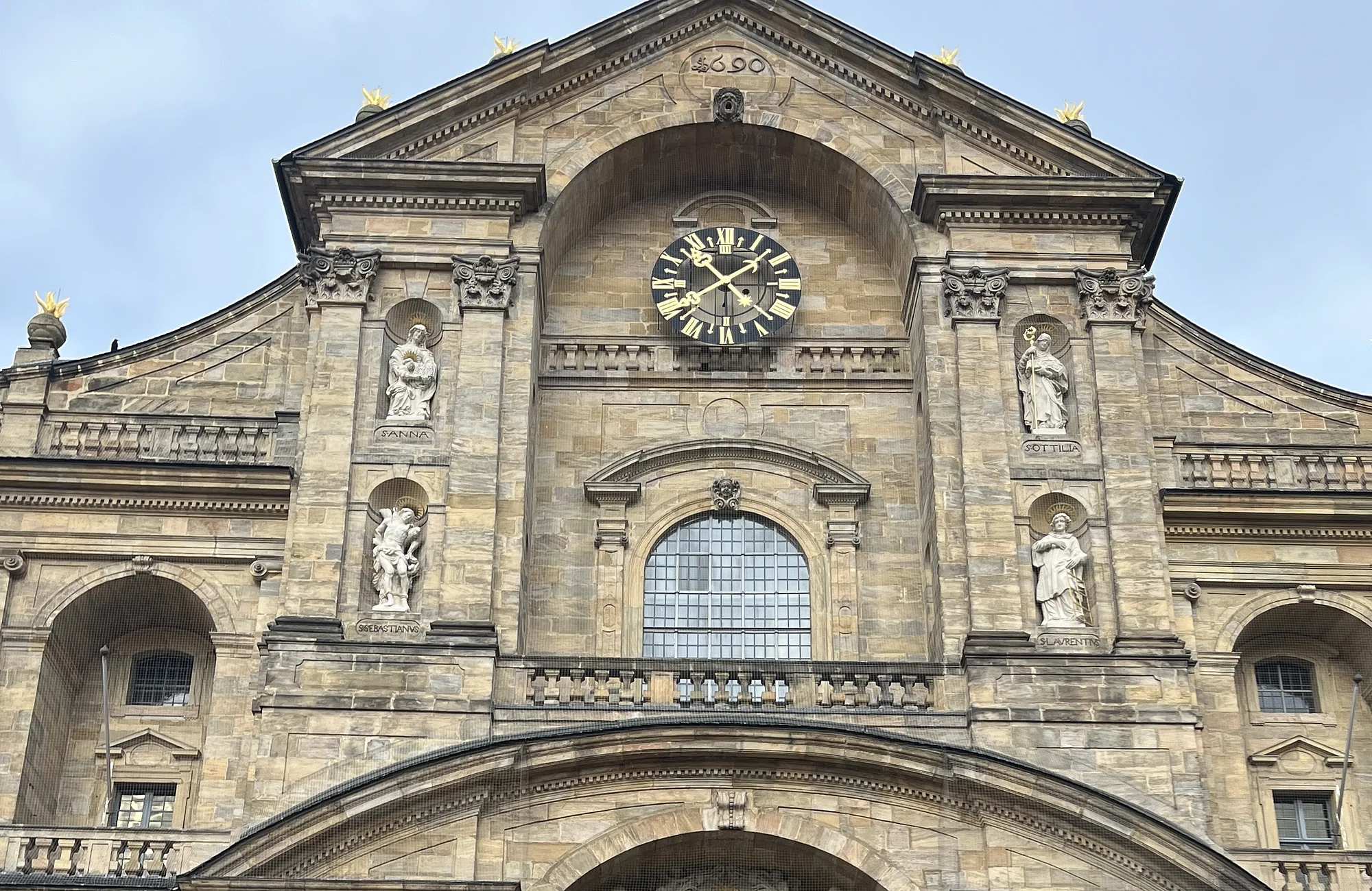 Die Kirche St. Martin Die Kirche St. Martin mitten in der Fußgängerzone am Grünen Markt
