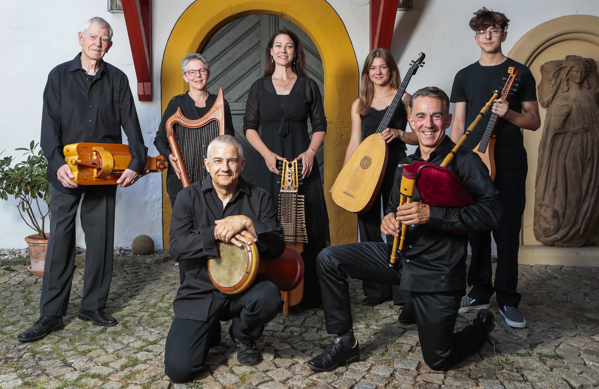 Capella Antiqua Bambergensis Das Musikensemble "Capella Antiqua Bambergensis" verzaubert mit mittelalterlichen Klängen in Schloss Wernsdorf.