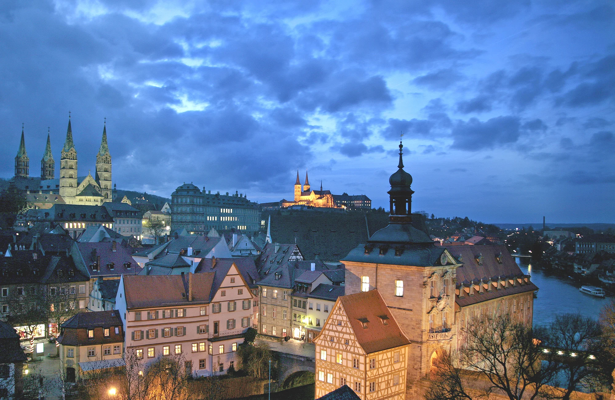 Der Blick vom Turm des Renaissanceschlosses Geyerswörth Der Blick vom Turm des Renaissanceschlosses Geyerswörth auf die Bergstadt - Teil des Weltkulturerbes- ist einer der schönsten der Stadt. Vor allem am Abend erstrahlt Bamberg in besonderer Atmosphäre.