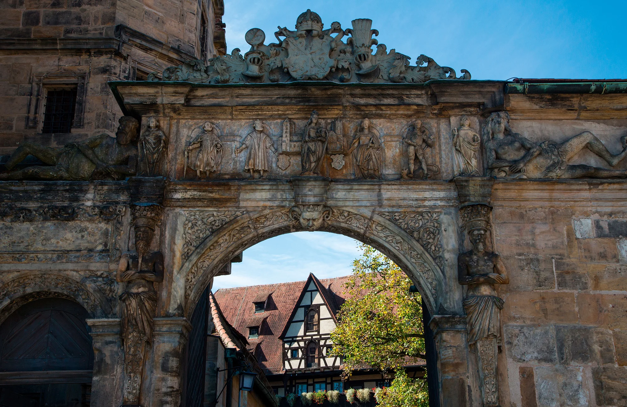 Die Schöne Pforte an der Alten Hofhaltung Der Torbogen in den Hof der Alten Hofhaltung wird auch Schöne Pforte genannt.