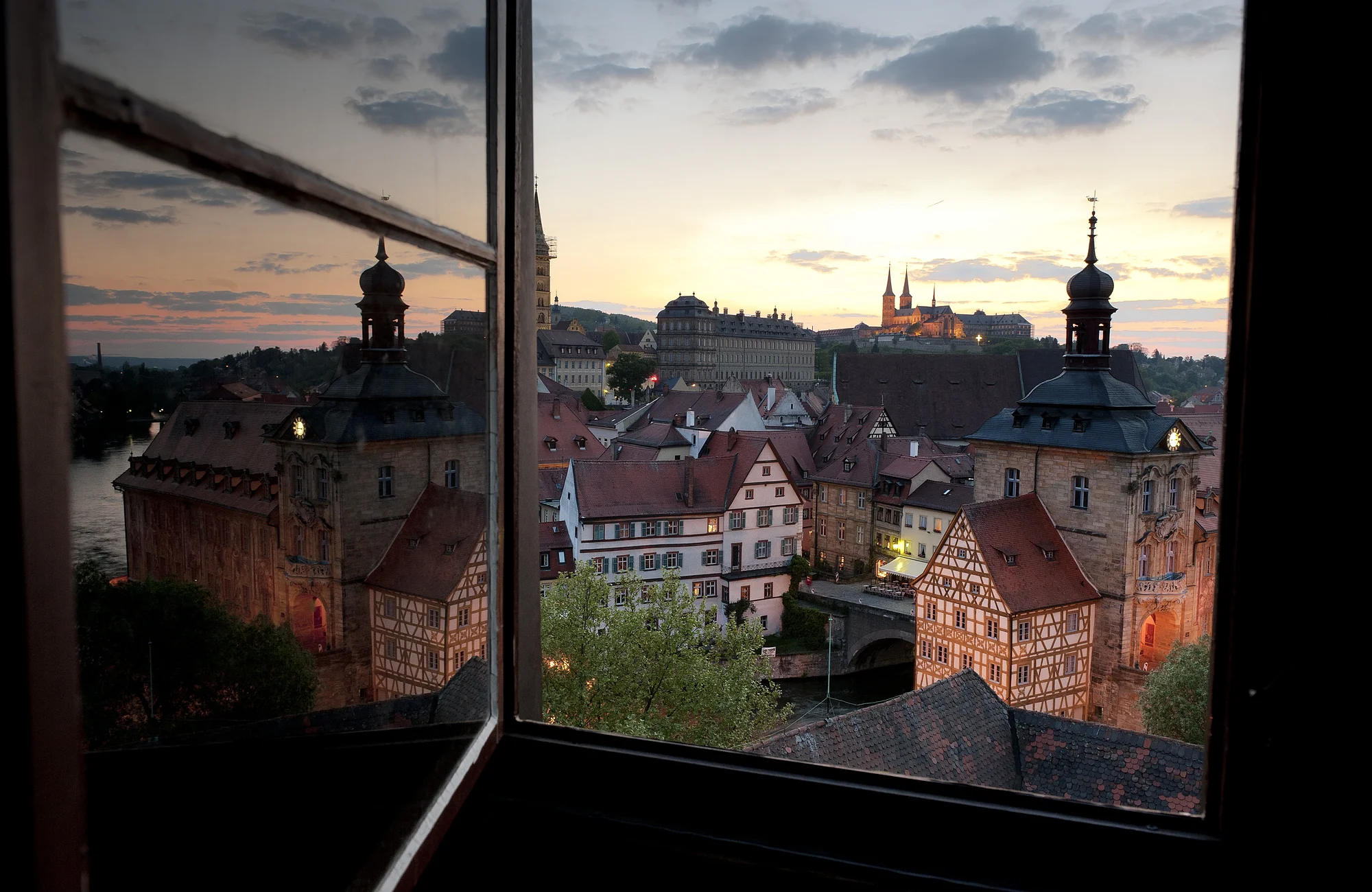 Der Blick vom Turm des Renaissanceschlosses Geyerswörth auf die Bergstadt Der Blick vom Turm des Renaissanceschlosses Geyerswörth auf die Bergstadt - Teil des Weltkulturerbes- ist einer der schönsten der Stadt. Vor allem am Abend erstrahlt Bamberg in besonderer Atmosphäre.