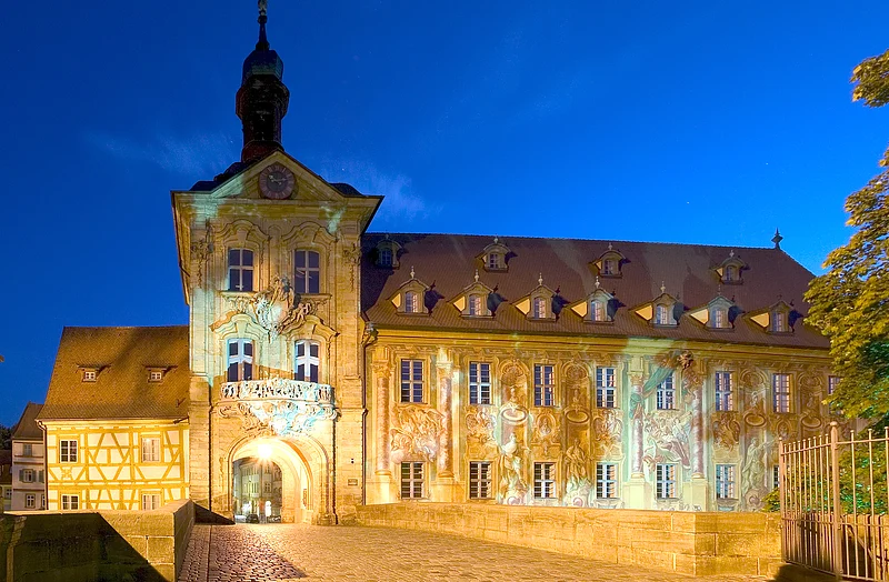 Altes Rathaus Bereits im frühen 11. Jahrhundert führte hier eine Brücke über den Fluss. Das in der Mitte des 14. Jahrhunderts gebaute Rathaus wurde nach einer Brandkatastrophe 1440 von den Bamberger Bürgern neu errichtet. Michael Küchel gestaltete es 1744-1756 im Stil des Barock und Rokoko um. Neben der wundervollen Architektur bestechen besonders die Fresken durch ihre Plastizität.