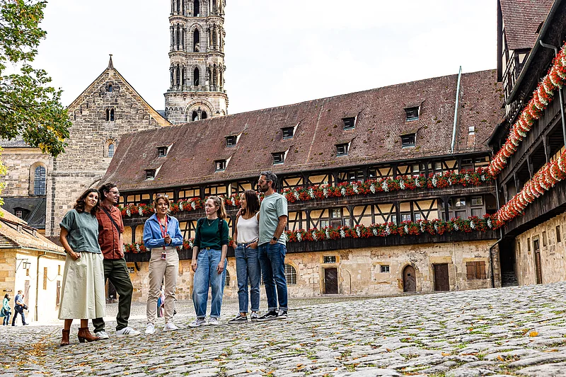 Stadtführung in der Alten Hofhaltung Die Stadtführung „Faszination Welterbe“ bringt die Besucherinnen und Besucher der Welterbe Stadt Bamberg auch in die Alte Hofhaltung auf dem Domberg.