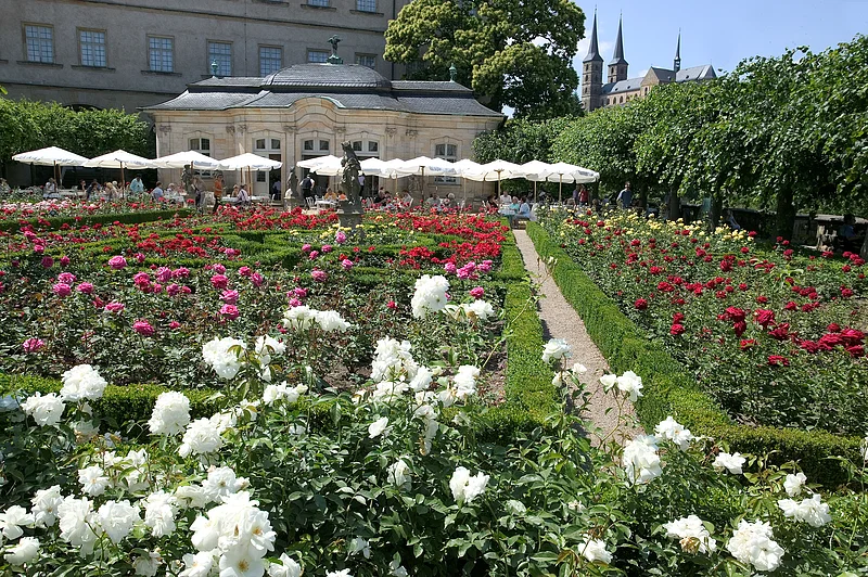 Der Rosengarten der Neuen Residenz bezaubert vor allem im Sommer und bietet wundervolle Ausblicke über die Stadt und zu St. Michael Der Rosengarten der Neuen Residenz bezaubert vor allem im Sommer und bietet wundervolle Ausblicke über die Stadt und zu St. Michael