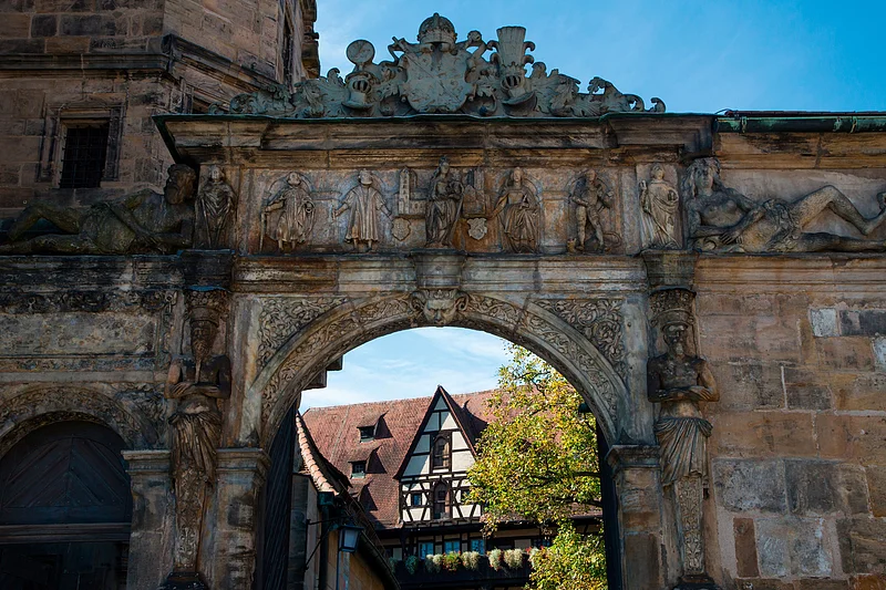 Die Schöne Pforte an der Alten Hofhaltung Der Torbogen in den Hof der Alten Hofhaltung wird auch Schöne Pforte genannt.