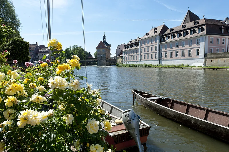 Blick von Klein Venedig auf das Alte Rathaus Die ehemalige Fischersiedlung wird liebevoll "Klein Venedig" genannt, Sie besteht aus einer hübsch geschmückten Zeile alter Fachwerkbauten, überwiegend von mittelalterlicher Bausubstanz. Winzige Vorgärten, an denen sich die Anlegestellen für die Kähe befinden, reihen sich am Ufer der Regnitz aneinander und bilden ein romantisches Ensemble. Mit dem Ausflugsschiff fährt man heute direkt an dieser einmaligen Häuserzeile vorbei.