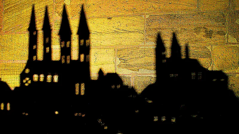 Das Schattentheater in Bamberg Eine Szene im Schattentheater in Bamberg. Die Konturen des Doms sind als Schatten auf die Sandsteinmauer der Katharinenkapelle geworfen.