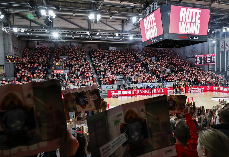 Die rote Wand - Fanszene in der Brose Arena in Bamberg