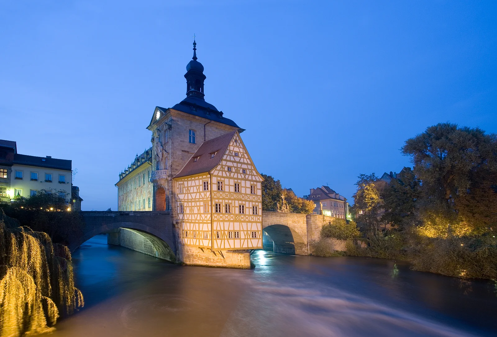 Das Alte Rathaus mitten im Fluss der Welterbestadt Bamberg