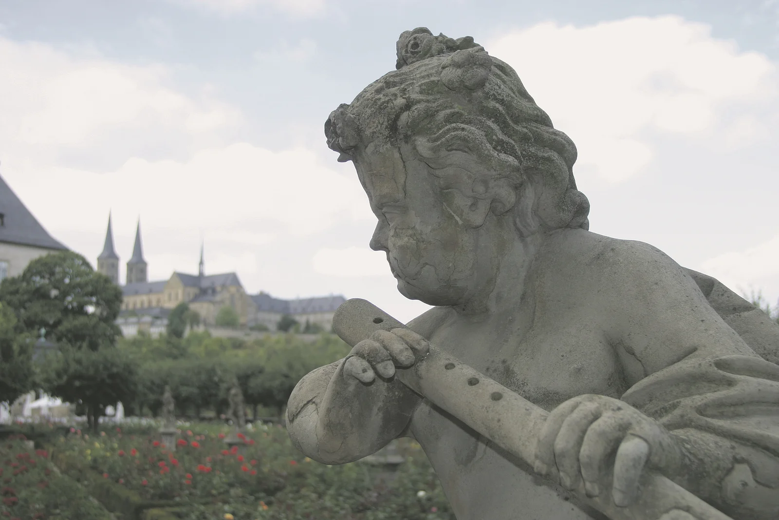 Statue im Rosengarten mit Blick auf das Kloster Michaelsberg in Bamberg (BOe_IMG_1451)