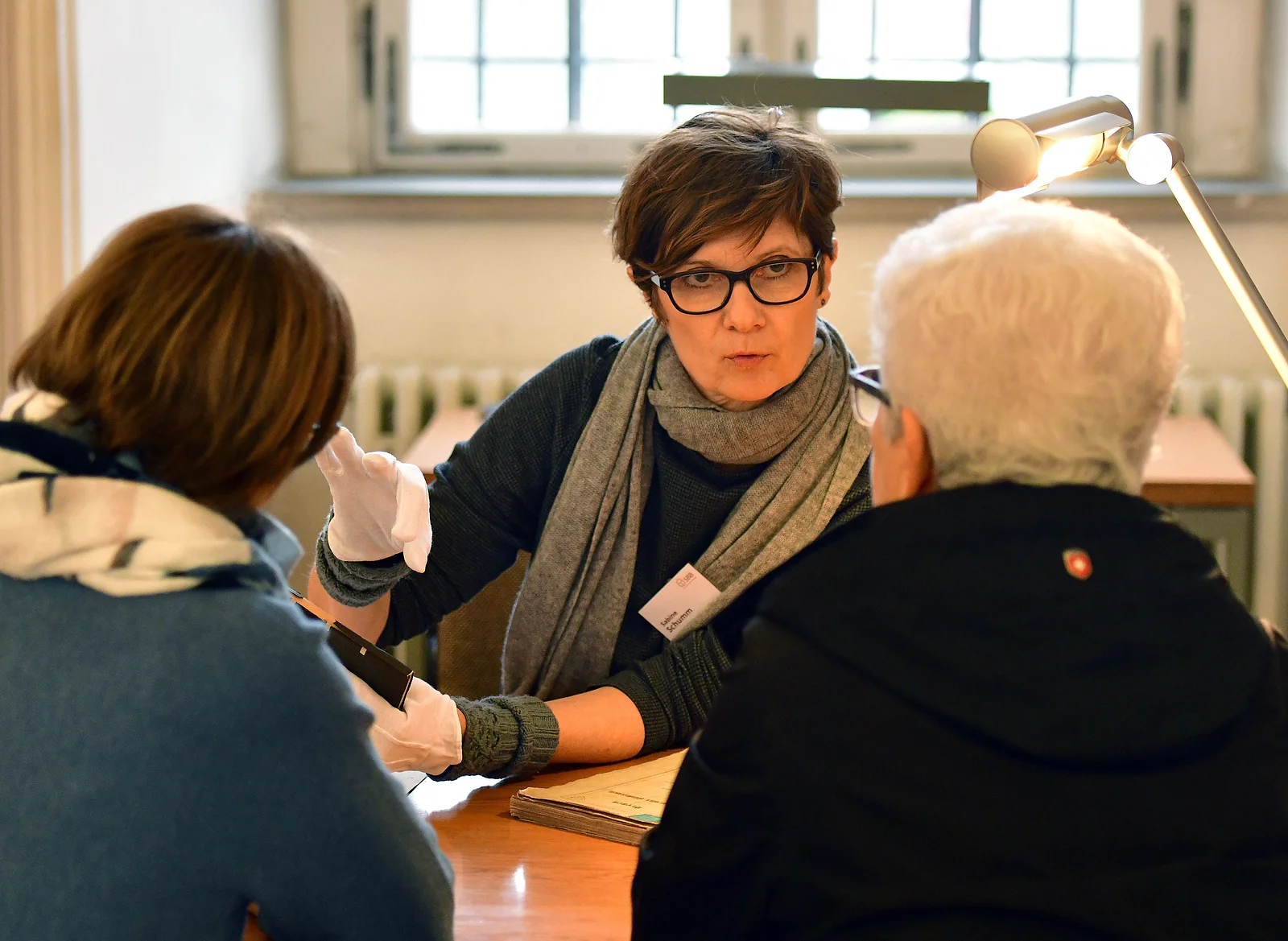 Restauratorin Sabine Schumm bei der Büchersprechstunde in der Staatsbibliothek Bamberg