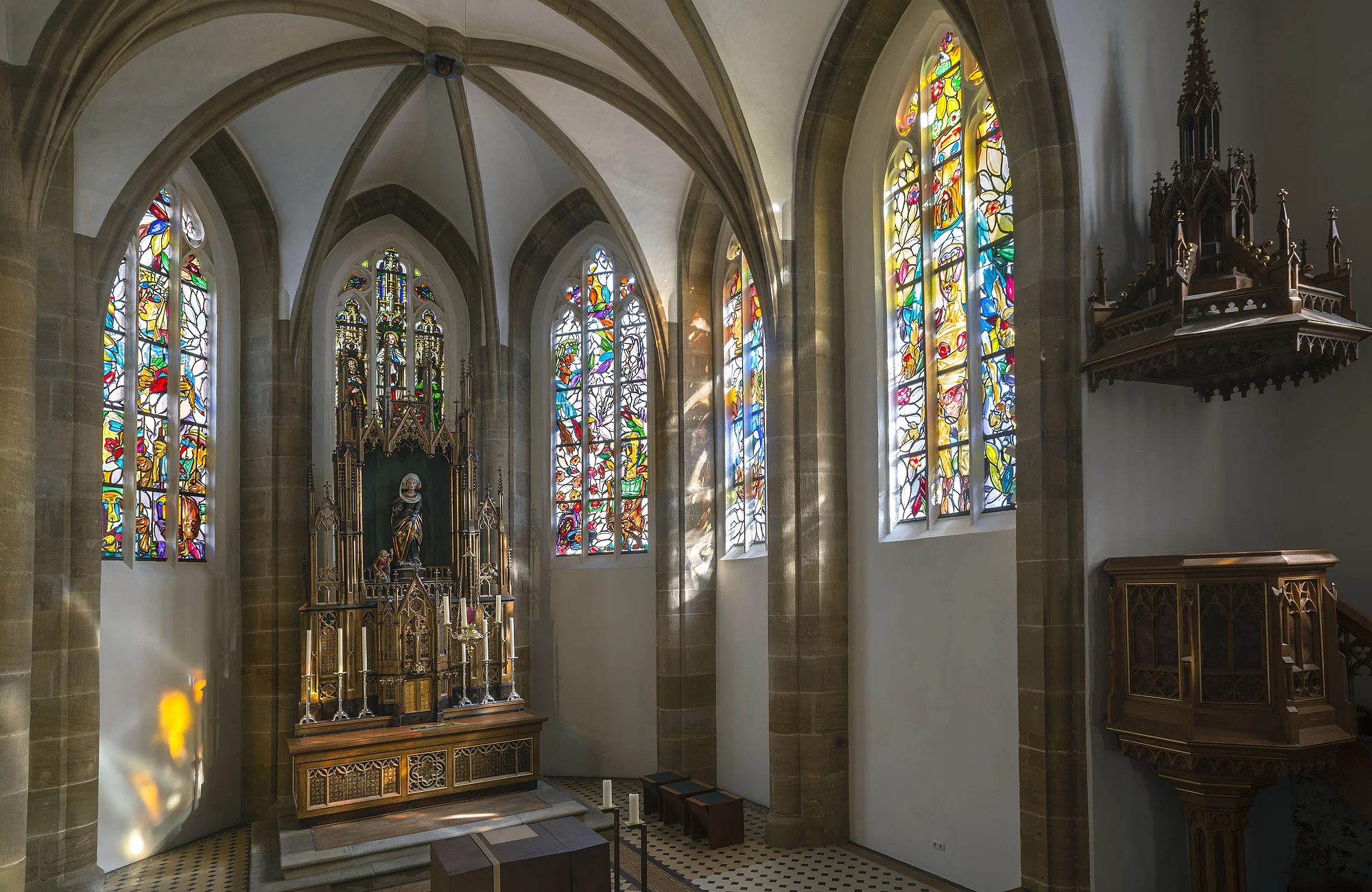Lüpertz-Glasfenster in der Kirche St. Elisabeth Thema der Fensterentwürfe von Markus Lüpertz sind Szenen aus dem Leben der heiligen Elisabeth, verbunden mit den sieben Werken der Barmherzigkeit aus der Bibel.