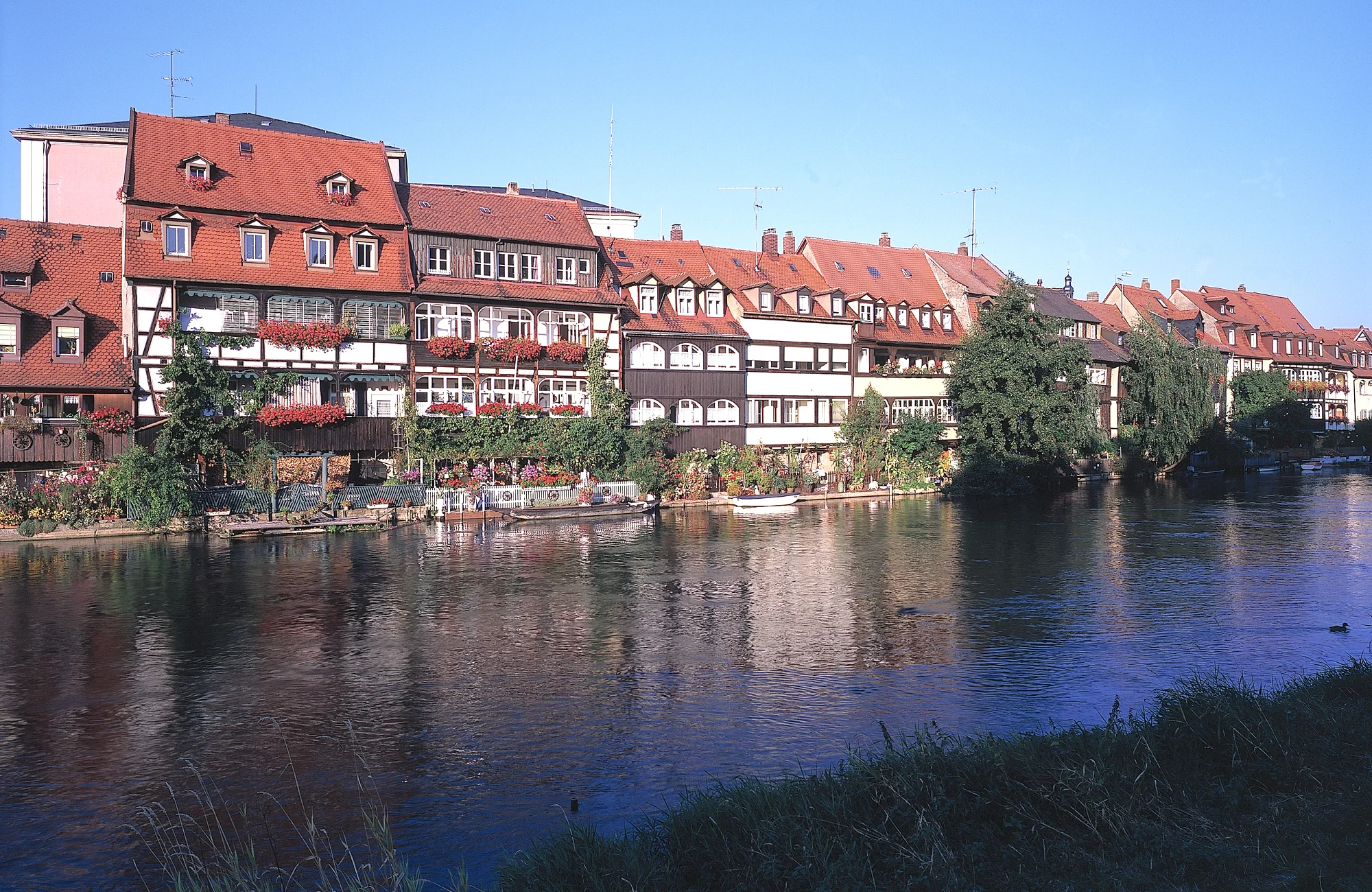 Klein Venedig Die ehemalige Fischersiedlung entlang der Regnitz, wird heute "Klein Venedig" genannt. Die hübschen aneinander gereihten Häusern, teilweise aus dem Mittelalter, sehen besonders zur Sandkerwa geschmückt und beleuchtet, reizvoll aus.
