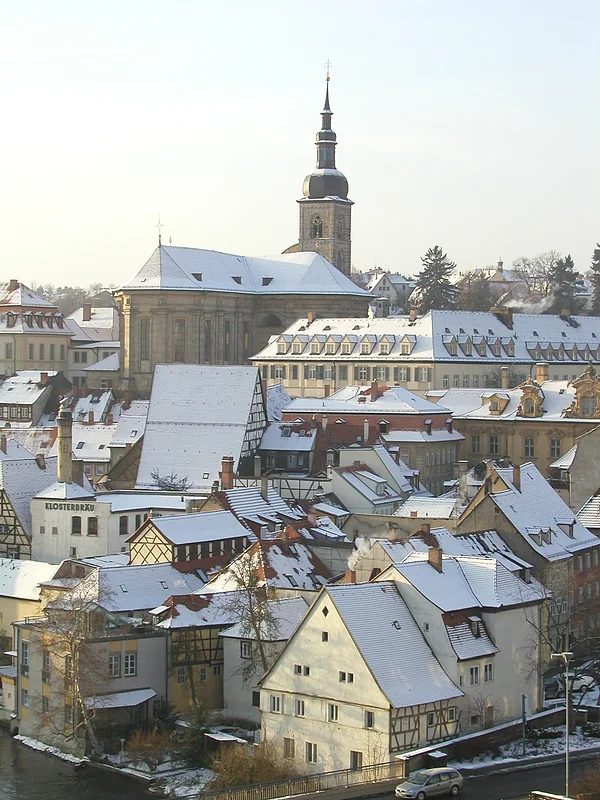 Blick auf die Stephanskirche im Winter Die 1020 von Papst Benedikt VIII. geweihte Kirche wurde im 17. Jh. von Giovanni Bonalino und Antonio Petrini umgebaut; seit 1807 ist sie die evangelische Hauptkirche in Bamberg.