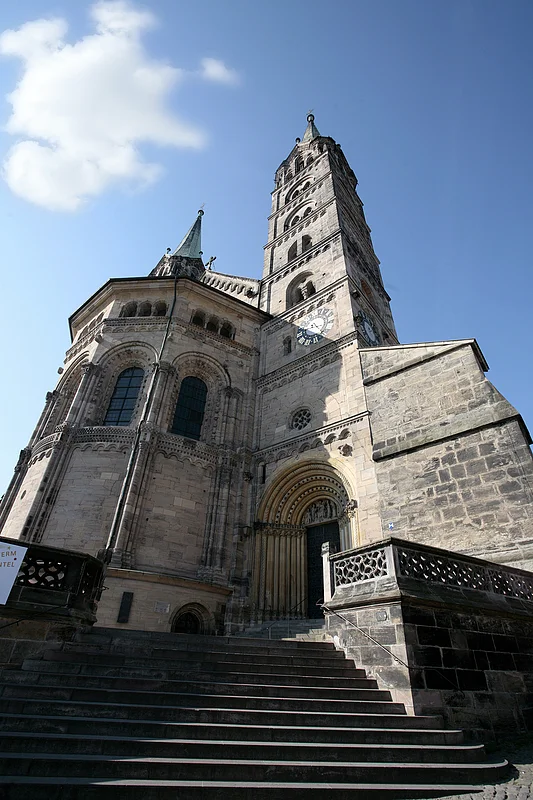 Außenansicht des Doms mit Gnadenpforte Der viertürmige Kaiserdom auf einem der sieben Hügel Bambergs ist das Herzstück der Stadt und das bedeutendste Kunstwerk im weiten Umkreis. Der Kaiserdom St. Peter und Georg geht auf eine Stiftung von Kaiser Heinrich II. zurück, der 1007 das Bistum Bamberg gründete. Zu den größten Sehenswürdigkeiten zählen das Papstgrab von Clemens II., die einzige vom Vatikan anerkannte Grablege eines Papstes nördlich der Alpen, und der Bamberger Reiter. Trotz zahlreicher Nachforschungen ist seine Identität bis heute nicht geklärt, noch viel weniger die des Künstlers.