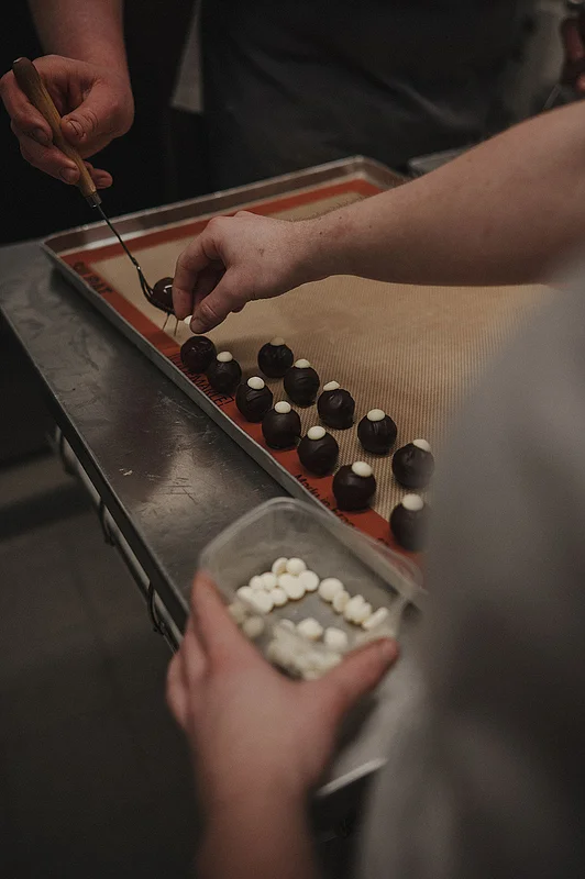 Herstellung der Rauchbiertrüffel-Pralinen im Café am Dom Herstellung der Rauchbiertrüffel-Pralinen im Café am Dom