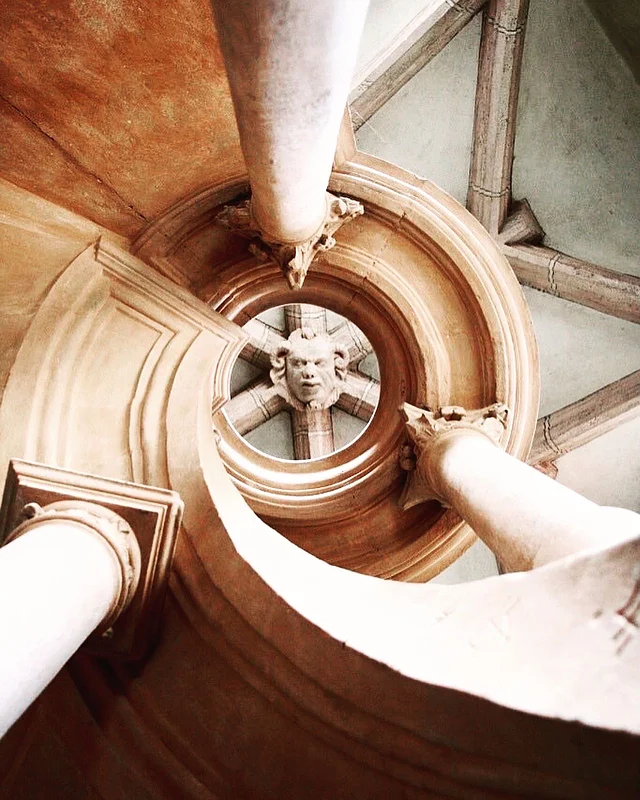 Ein Zwilling im Historischen Museum Auffällig und mit weit aufgerissenem Mund prangt eine Widderkopfmaske im Kanzleitrakt des Historischen Museums Bamberg.